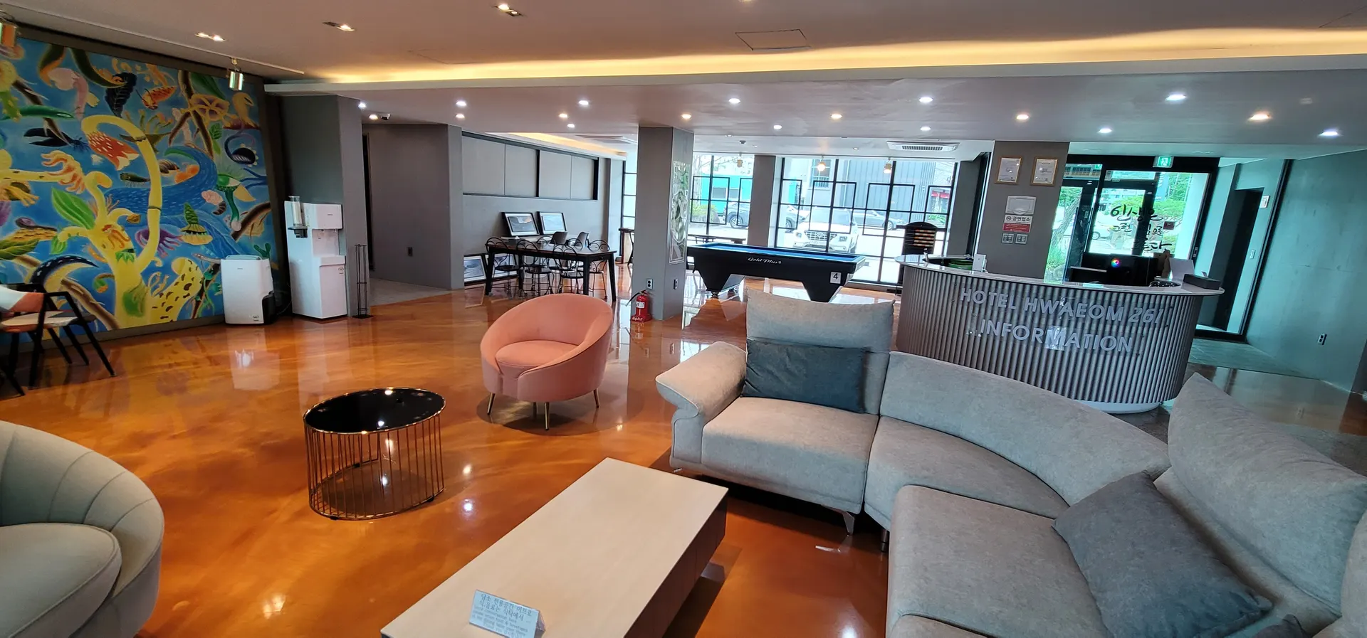 HOTEL 267 홈페이지 메인 배너, 고요한 자연 산책과 여행 분위기